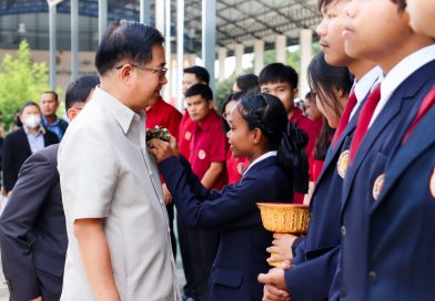 นายเฉลิมพล วงศ์พระลับและนางสาวนภาพร จ่าเมืองฮาม รองผู้อำนวยการ พร้อมด้วยคณะครูบุคลากรทางการศึกษาและนักเรียน นักศึกษา ร่วมต้อนรับ นายไพศาล  วุทฒิลานนท์ ผู้ตรวจราชการกระทรวงศึกษาธิการ และคณะ
